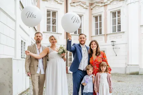 Alina und Lukas mit Mr und Mrs Luftballons - Martin Schinnerl Fotografie