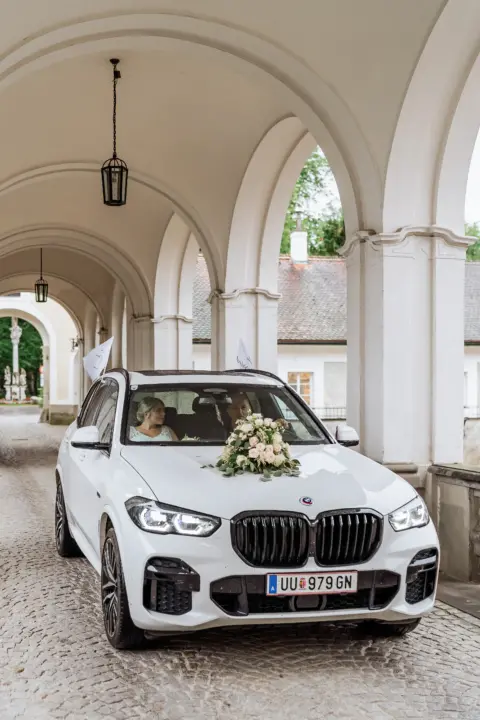 Alina wird von Lukas Vater zum Standesamt gebracht - Martin Schinnerl Fotografie