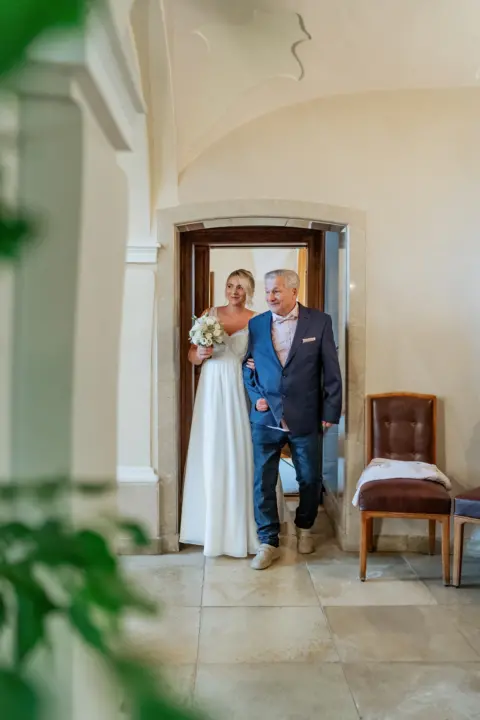 Alina wird von ihrem Opa zum Bräutigam begleitet - Martin Schinnerl Fotografie