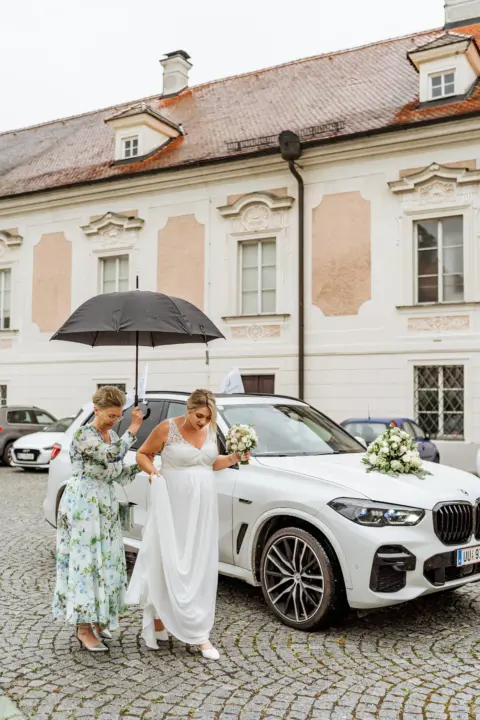Alina wird von ihrer Mutter vom Auto zum Standesamt begleitet - Martin Schinnerl Fotografie