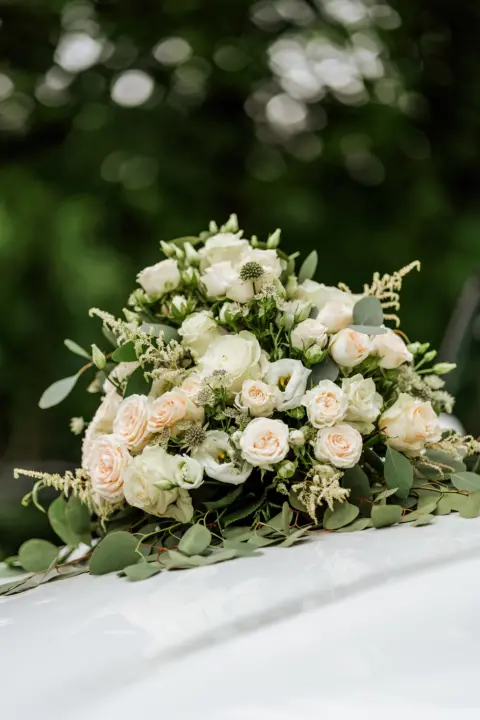 Blumenschmuck am Brautauto von Alina und Lukas in Steyr - Martin Schinnerl Fotografie