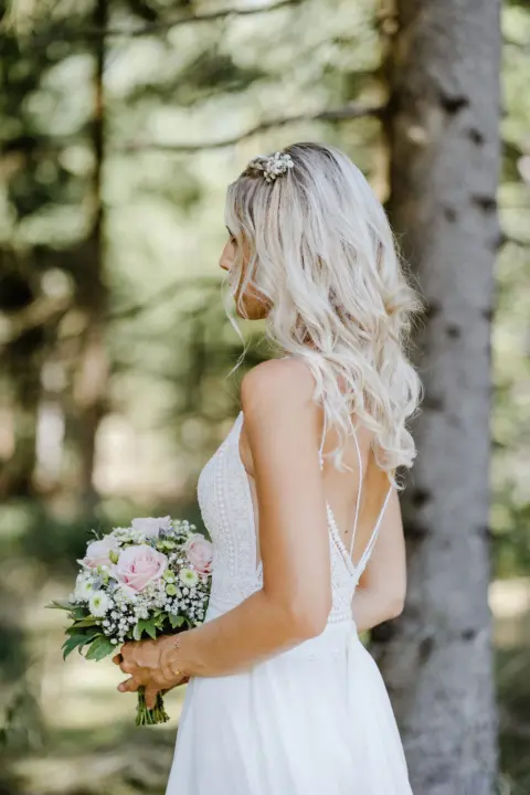 Braut Katrin mit Brautstrauß im Wald - Martin Schinnerl Fotografie