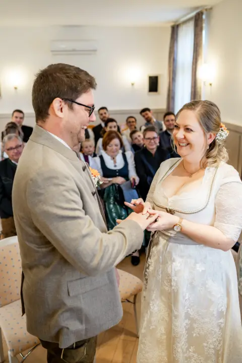Braut Sabrina steckt Markus am Standesamt den Trauring an - Martin Schinnerl Fotografie