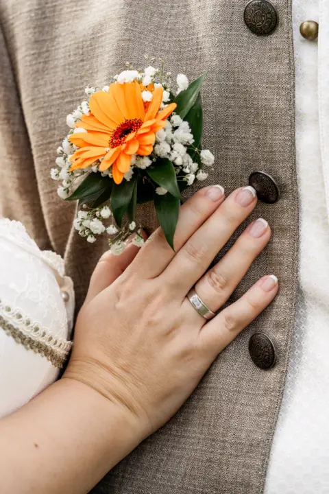 Detailaufnahme von Sabrina und Markus mit Ansteckblume und Ehering - Martin Schinnerl Fotografie