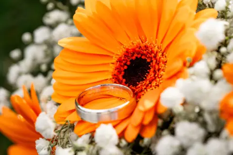 Detailaufnahme von Sabrinas und Markus Brautstrauß und Ehering - Martin Schinnerl Fotografie