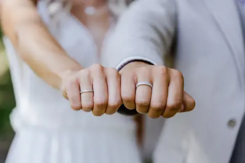 Fäuste von Katrin und Mario mit Trauringen - Martin Schinnerl Fotografie
