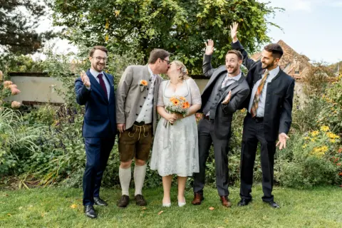 Gruppenfoto von Brautpaar Sabrina und Markus mit Freunden im Literaturgarten St. Florian - Martin Schinnerl Fotografie