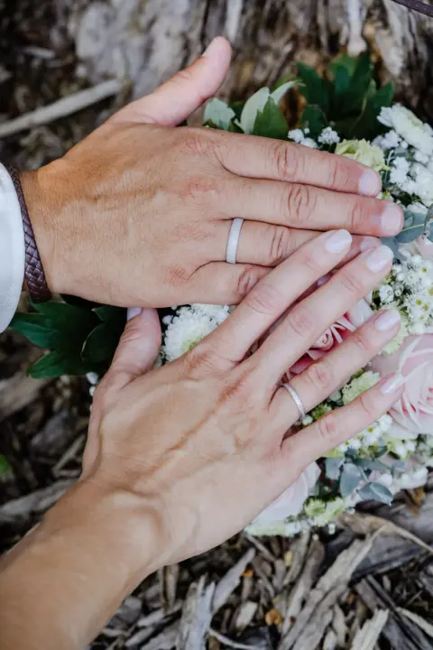 Hände von Katrin und Mario mit Trauringen - Martin Schinnerl Fotografie