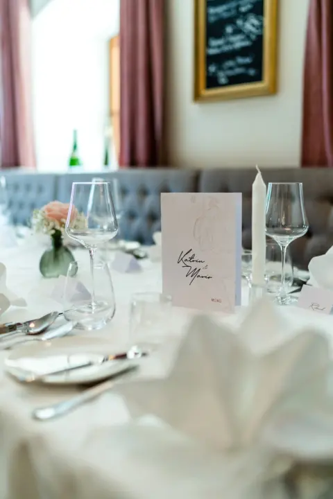 Hochzeitstafel von Katrin und Mario bei der standesamtlichen Hochzeit im Romantikhotel Bergergut