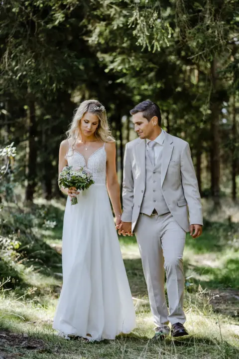 Katrin und Mario bewundern den Brautstrauß - Martin Schinnerl Fotografie