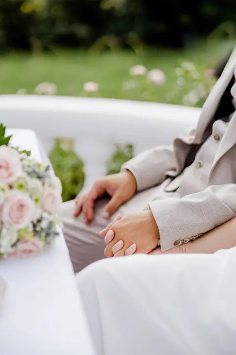 Katrin und Mario händchenhaltend bei der standesamtlichen Hochzeit im Bergergut - Martin Schinnerl Fotografie
