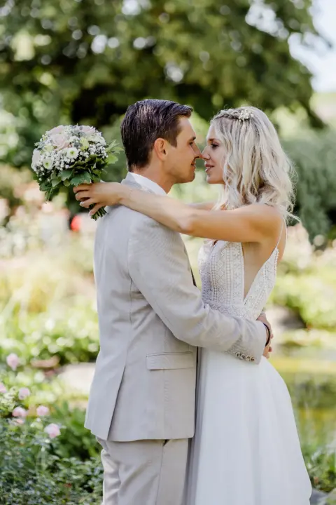 Katrin und Mario sehen sich tief in die Augen - Martin Schinnerl Fotografie