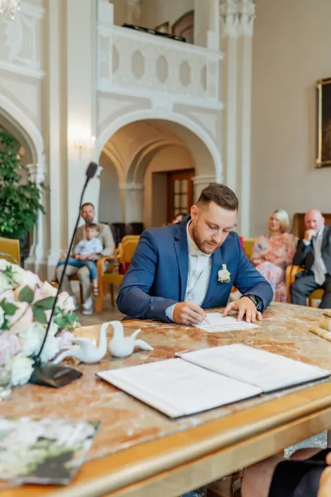 Lukas unterzeichnet die Heiratsurkunde - Martin Schinnerl Fotografie