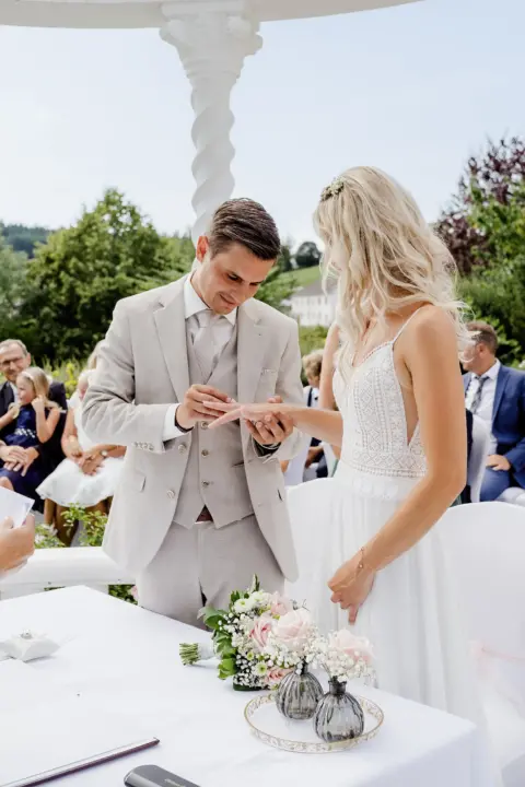 Mario steckt Katrin bei der standesamtlichen Hochzeit im Bergergut den Trauring an - Martin Schinnerl Fotografie