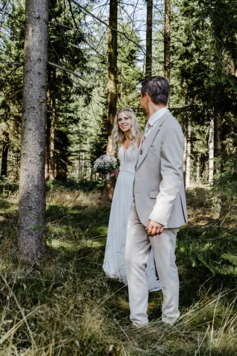 Mario zieht Braut Katrin mit Brautkleid durch den Wald - Martin Schinnerl Fotografie