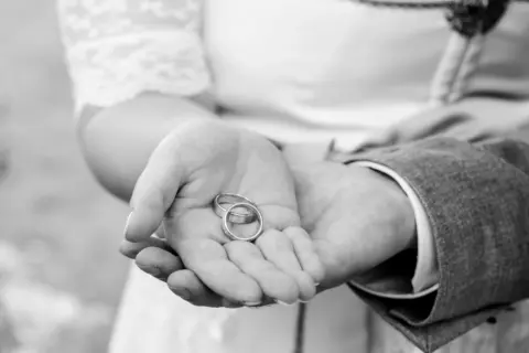 Sabrina und Markus halten ihre Trauringe in den Händen - Martin Schinnerl Fotografie