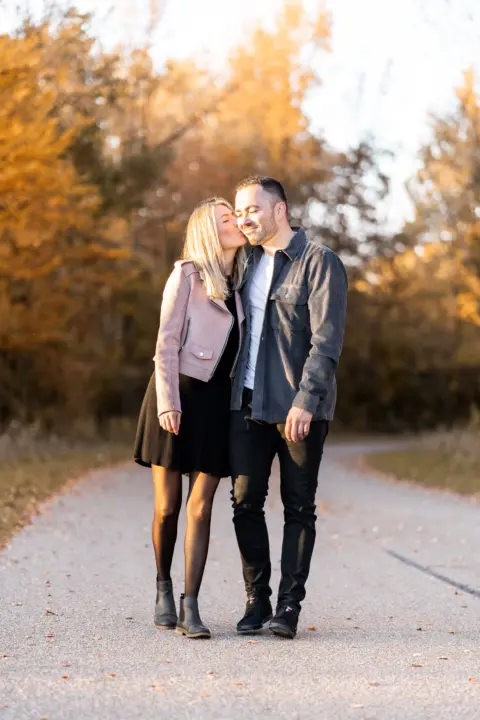Stefanie gibt Stefan beim Spazieren einen Kuss auf die Wange - Martin Schinnerl Fotografie
