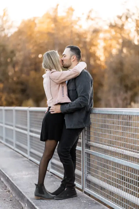 Stefanie und Stefan küssen sich auf einer Brücke - Martin Schinnerl Fotografie
