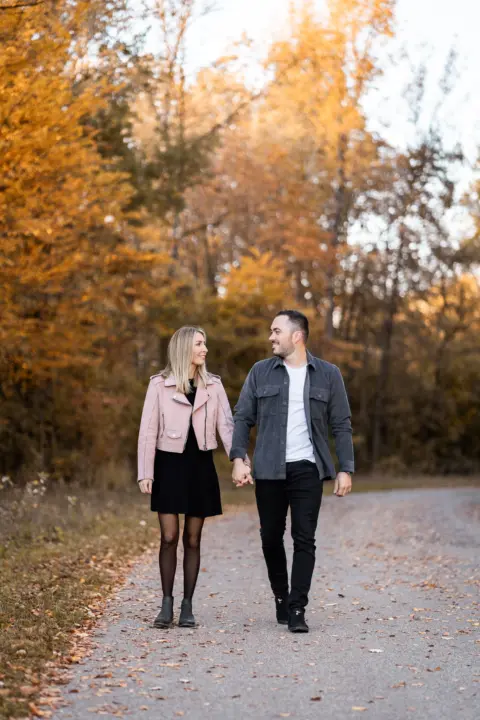 Stefanie und Stefan sehen sich beim Sapzieren in die Augen - Martin Schinnerl Fotografie