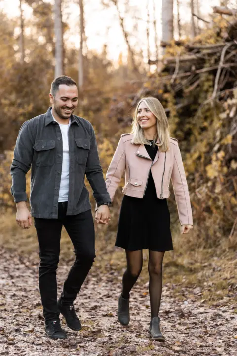 Stefanie und Stefan spazieren händchenhaltend im Wald - Martin Schinnerl Fotografie