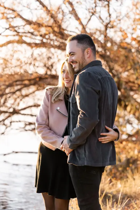 Stefanie und Stefan umarmen sich am Donauufer - Martin Schinnerl Fotografie