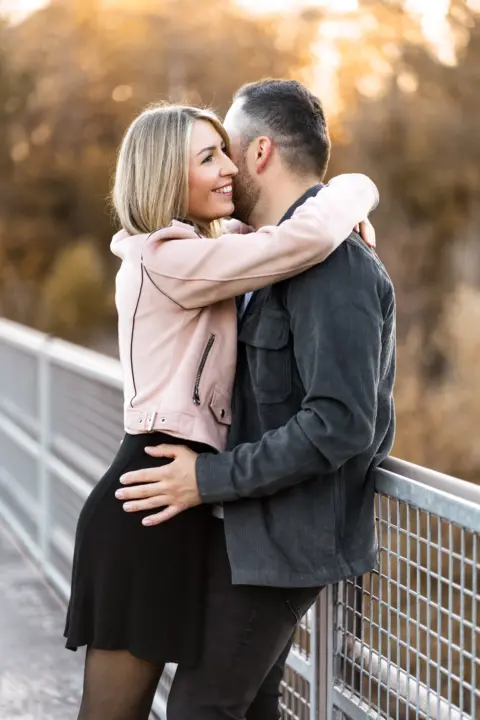 Stefanie und Stefan umarmen sich auf einer Brücke - Martin Schinnerl Fotografie