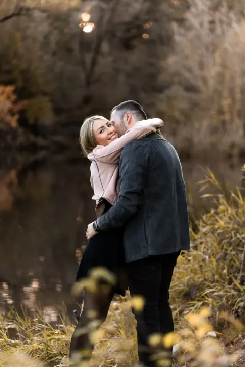 Stefanie und Stefan umarmen sich im Wald - Martin Schinnerl Fotografie