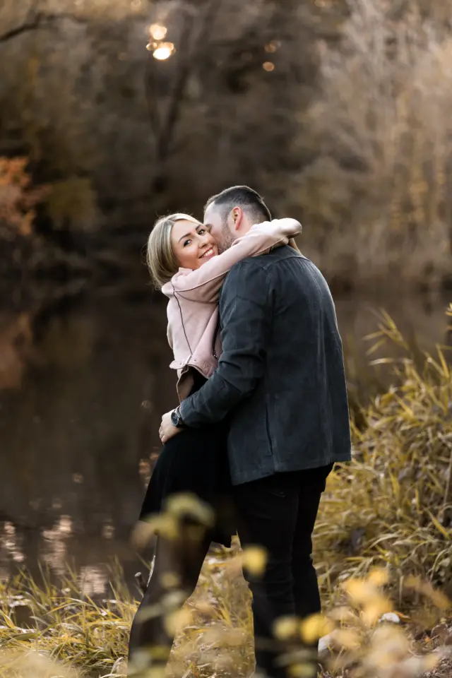 Stefanie und Stefan umarmen sich im Wald - Martin Schinnerl Fotografie
