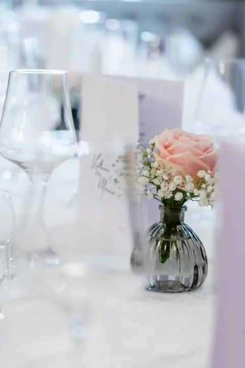 Tischdekoration im Romantikhotel Bergergut bei der standesamtlichen Hochzeit von Katrin und Mario - Martin Schinnerl Fotografie