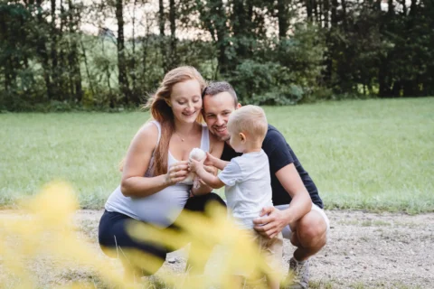 Eltern mit Sohn und Babybauch beim Familienshooting im Freien - Martin Schinnerl Fotografie