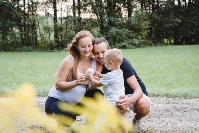 Eltern mit Sohn und Babybauch beim Familienshooting im Freien - Martin Schinnerl Fotografie