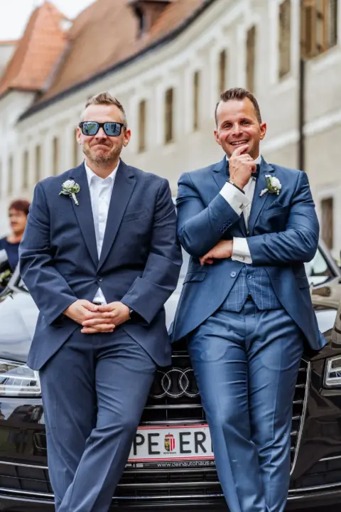 Gerhard und sein Trauzeuge sitzen am Brautauto