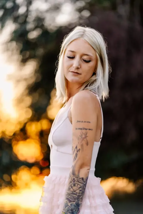 Katharina bei Sonnenuntergang im Donauwasser - Martin Schinnerl Fotografie