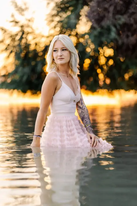 Katharina bei Sonnenuntergang in der Donau - Martin Schinnerl Fotografie