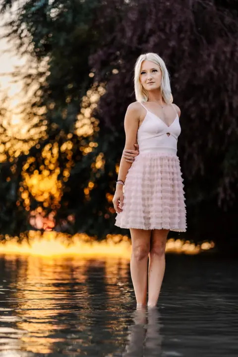 Katharina steht auf der Donau - Martin Schinnerl Fotografie
