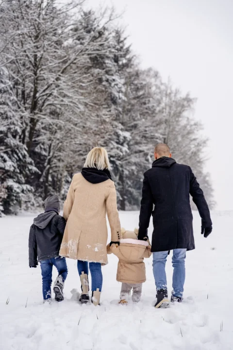 Katharina und Marcel genießen die Winterlandschaft und spazieren mit ihren Kindern durch den Schnee - Martin Schinnerl Fotografie