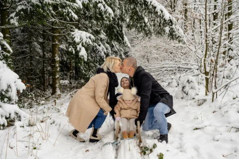 Katharina und Marcel küssen sich im verschneiten Wald - Martin Schinnerl Fotografie