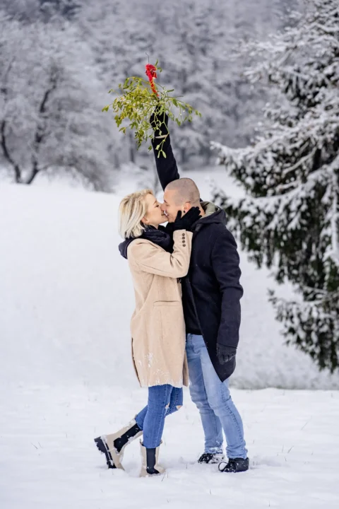 Katharina und Marcel unter dem Mistelzweig im Schnee - Martin Schinnerl Fotografie