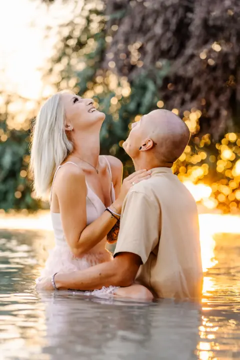 Katharina und Marco lachen im Wasser - Martin Schinnerl Fotografie