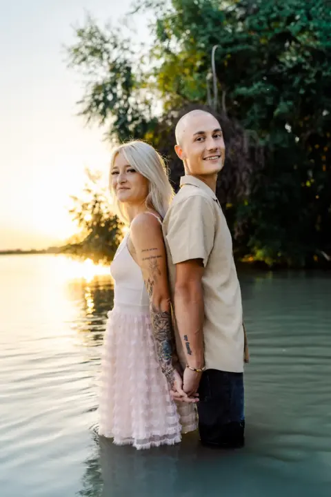 Kathi und Marcel Rücken an Rücken in der Donau - Martin Schinnerl Fotografie