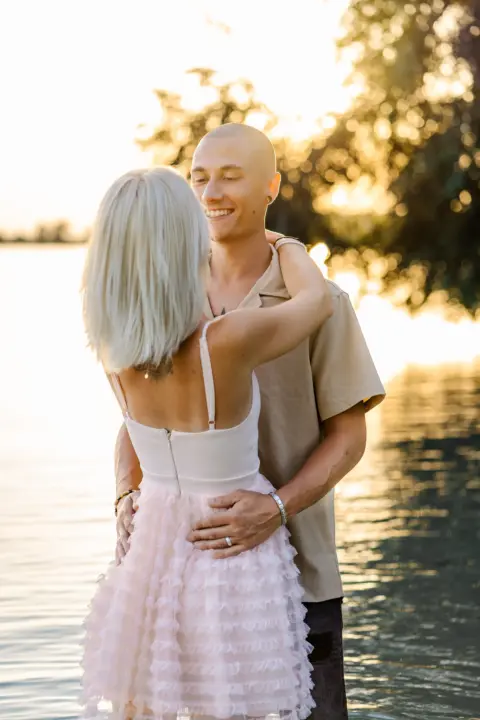 Kathi und Marcel bei Sonnenuntergang in der Donau - Martin Schinnerl Fotografie
