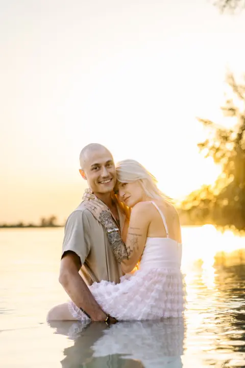 Kathi und Marcel bei romantischer Abendsonne in der Donau - Martin Schinnerl Fotografie