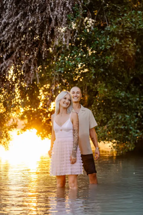 Kathi und Marcel beim Paarshooting bei Sonnenuntergang in der Donau - Martin Schinnerl Fotografie