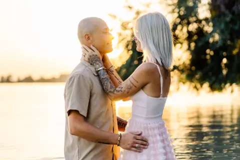Kathi und Marcel beim Paarshooting in der Donau - Martin Schinnerl Fotografie