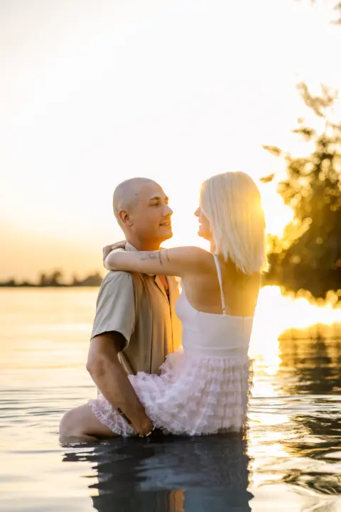 Kathi und Marcel gehen bei romantischer Abendsonne in der Donau - Martin Schinnerl Fotografie