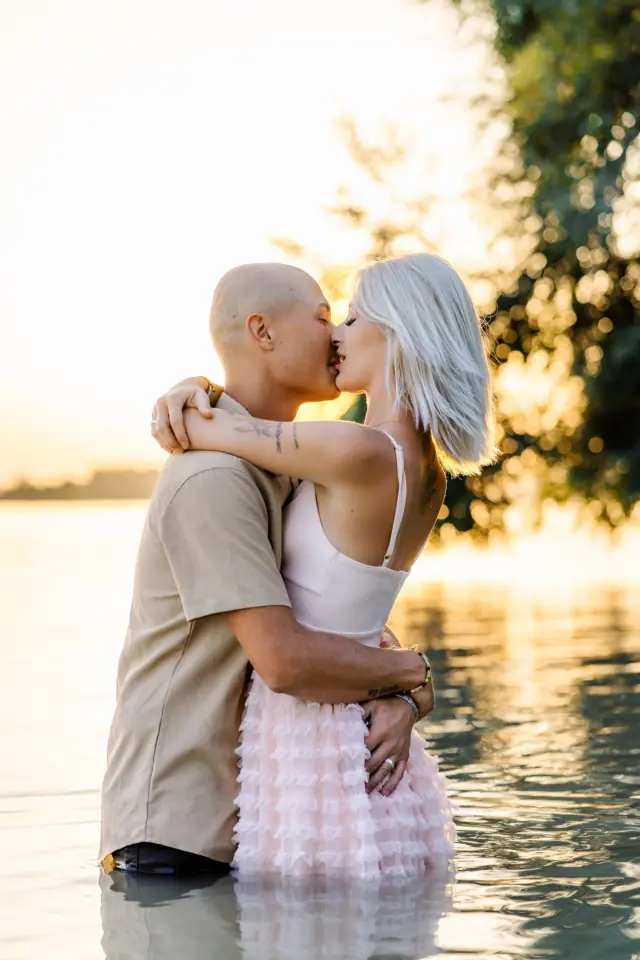 Kathi und Marcel küssen sich bei Sonnenuntergang in der Donau - Martin Schinnerl Fotografie