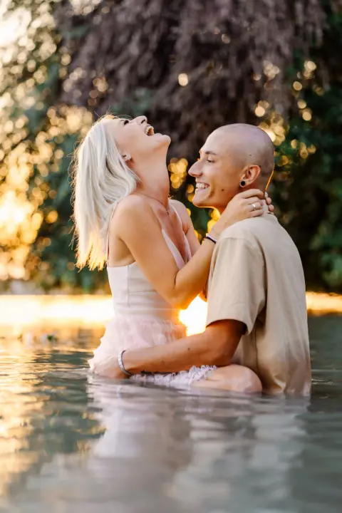 Kathi und Marcel lachen beim Paarshooting in der Donau - Martin Schinnerl Fotografie