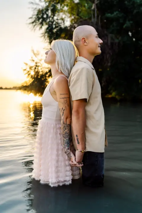 Kathi und Marcel stehen bei Sonnenuntergang in der Donau - Martin Schinnerl Fotografie