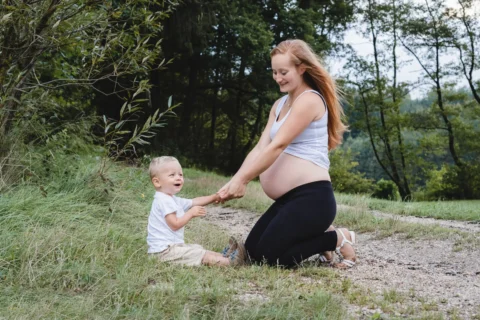 Kleiner Bruder begutachtet den Babybauch seiner Mama - Martin Schinnerl Fotografie