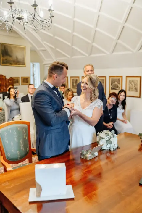 Petra Steckt Gerhard den Trauring an - Martin Schinnerl Fotografie